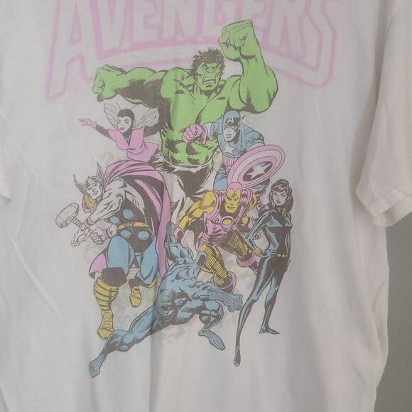 Marvel  Avengers Graphic White and pink T-shirt.size L - Picture 2 of 6